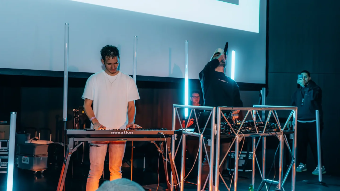 Cale spielt Keyboard neben einem weiteren Musiker am Mikrofon