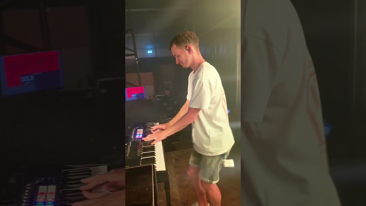 Cale beim Live-Spiel am Keyboard