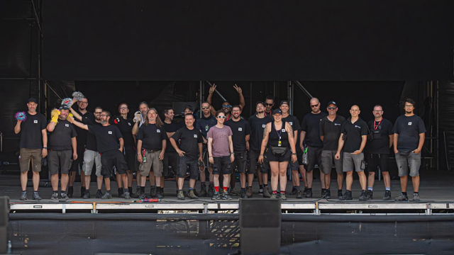 Das Team von Freepower Eventtechnik steht gemeinsam auf einer Bühne