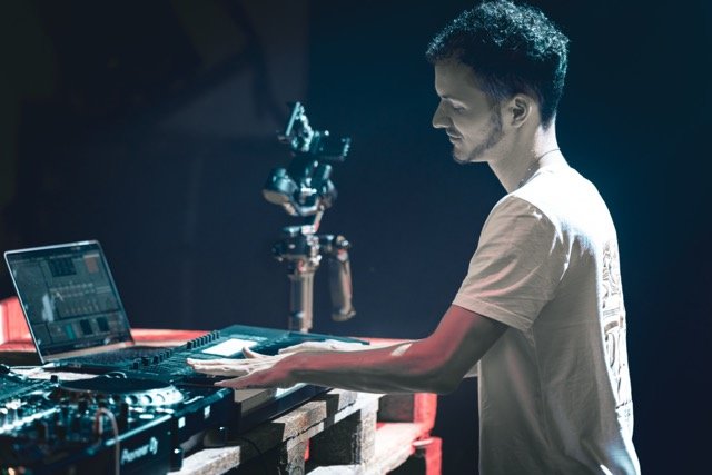 Cale spielt live am Keyboard neben seinem DJ-Pult