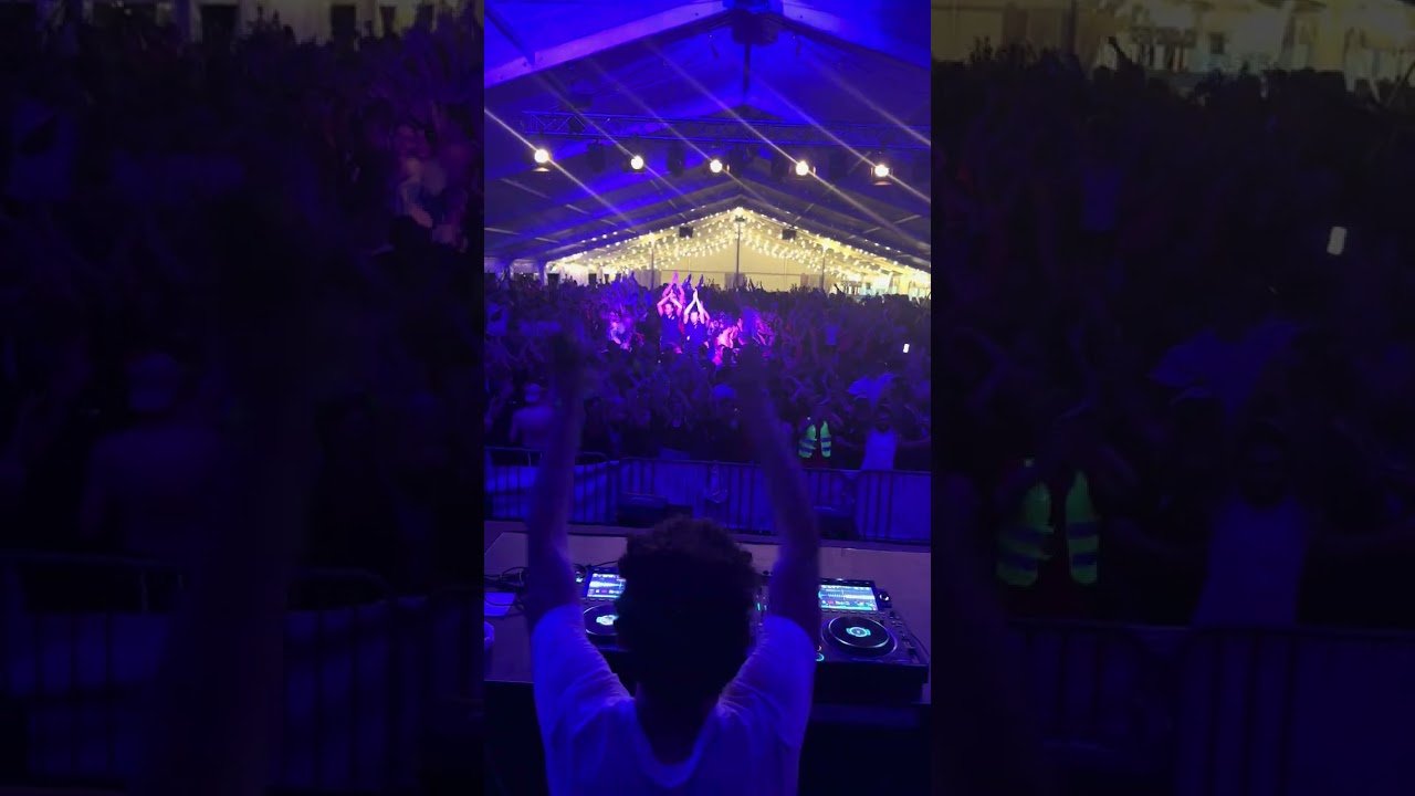 Blick vom DJ-Pult ins magenta beleuchtete Festzelt