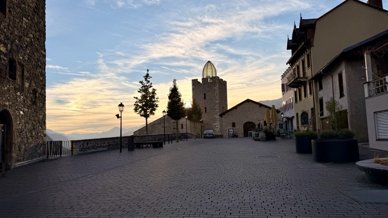 Schloss Leuk in gross mit Sonnenuntergang