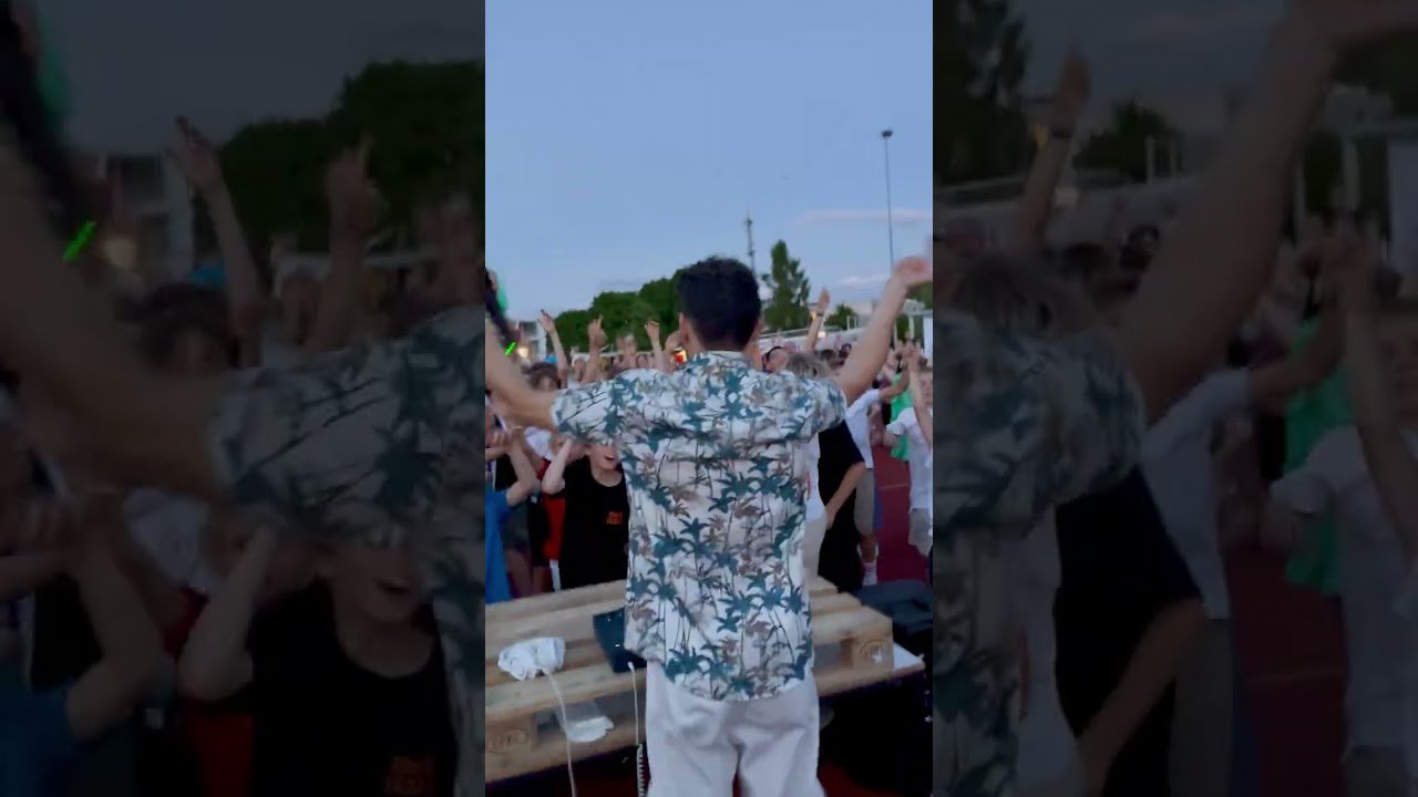 Cale spielt an einem DJ-Pult im Freien vor Publikum